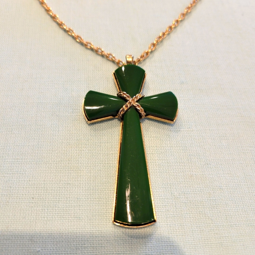 VINTAGE AVON GREEN LUCITE BIG CROSS WITH 25" LONG NECKLACE
